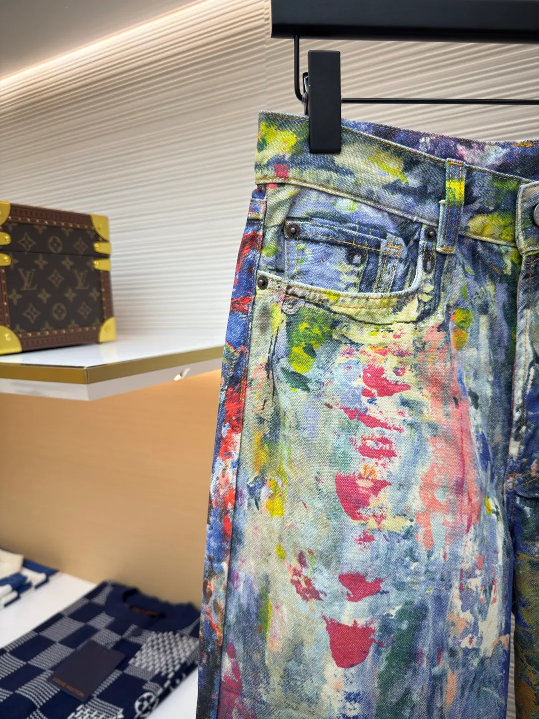 Acne Studios paint-printed jeans ●Authentic product: Purchased and developed by 6263 ●Item number: 1680126-A75 ●Material: denim ●Technology: Printing ●Version: Fitted version ●Size: 32-34-36-38-40-42 ●Description: Using advanced 3D printing technology and high-quality 3D cold transfer printing technology to ensure that the denim fabric has the same texture and feel as traditional denim. Use 3D printing technology to restore the original color saturation, accurately control the thickness and texture of the denim fabric, and use an advanced 3D printer to print the denim fabric layer by layer until the entire part is completed. Each piece is separated efficiently and accurately through computer typesetting and laser cutting. The overall routing is straight and delicate, the fabric is comfortable and soft, the color is consistent and there is no color difference, it can be matched with the same style to create a fashionable look, and can be used in various occasions, customized accessories, complete with three standards, the same style for men and women!